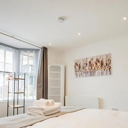 Contemporary City Centre Apartments With Garden Hereford Exterior photo